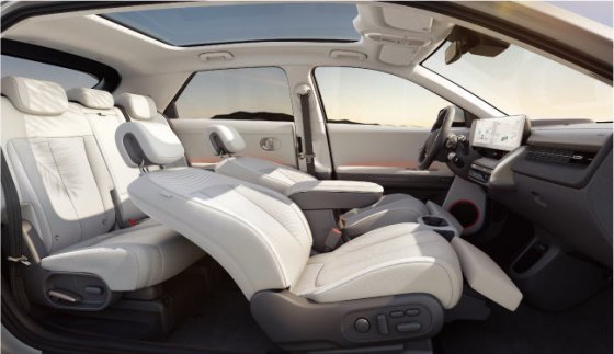 아이오닉5는 앞좌석,
뒷좌석 모두 전동 슬라이딩 시트로 돼 있다. 시트 등에 친환경 소재를 사용해 새 차 냄새가 거의 나지 않는다. 현대자동차 제공