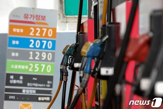 서울 시내의 한 주유소에 기름 판매 가격이 게시돼 있다. 2021.8.13/뉴스1 © News1