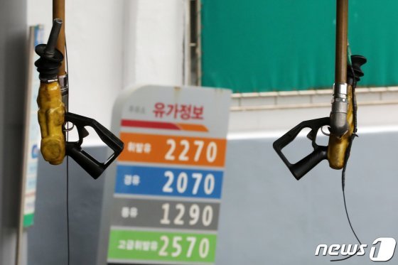 지난 8월13일 서울 시내의 한 주유소에 기름 판매 가격이 게시돼 있다. 2021.8.13/뉴스1 © News1