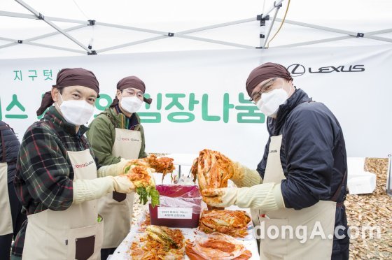 (왼쪽부터) 나카하라 토시유키 한국토요타 상무, 김형준 이사, 타케무라 노부유키 사장