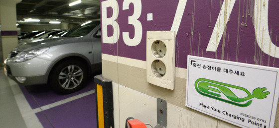 서울 서초구에 한 아파트에서 전기차 충전이 가능한 전기콘센트 시설이 설치돼있다. © News1