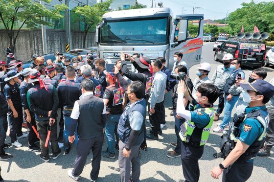 화물차 출입 막는 화물연대… 곳곳서 경찰과 신경전 민노총 전국공공운수노동조합 화물연대 총파업이 나흘째로 접어들며 운송
 차질로 인한 산업 각계의 피해가 커지고 있다. 10일 오전 경북 포항시 남구 철강공단에 있는 A사 정문에서 화물연대 노조원들이 
화물차 출입을 두고 경찰과 신경전을 벌이고 있다. 포항=뉴스1