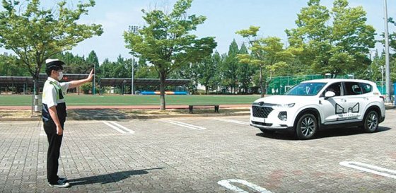 자율주행차 시연에서 교통 정지 수신호를 인지해 차량이 멈췄다. GIST 제공