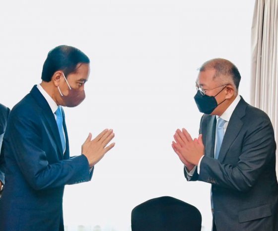 정의선 현대자동차그룹 회장(오른쪽)이 서울 중구 롯데호텔에서 조코 위도도 인도네시아 대통령과 현지 투자 계획 및 인프라 지원 방안을 논의하기 전 합장하면서 인사하고 있다. 현대자동차그룹 제공