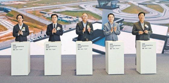 현대자동차그룹은 7일 충남 태안군 한국테크노링 주행시험장에 드라이빙 체험 시설인 ‘HMG 드라이빙
익스피리언스센터’를 개관했다. 사진 왼쪽부터 조현범 한국타이어앤테크놀로지 회장, 김태흠 충남도지사, 정의선 현대차그룹 회장,
국민의힘 성일종 의원, 가세로 태안군수. 현대자동차그룹 제공