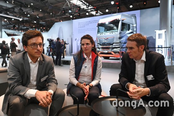 (왼쪽부터) 옌스 하트만 만트럭버스그룹 전기트럭 총괄 부사장, 라파엘라 나타라 만트럭버스그룹 전기트럭 론칭 매니저, 요첸 부스쳐(Jochen Butscher) 전기트럭 엔지니어링 총괄