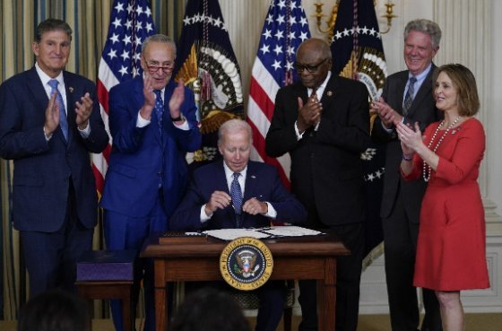 8월 16일(현지 시간) 미국 워싱턴 백악관에서 조 바이든 미국 대통령이 북미에서 생산된 전기자동차에만 세액공제 혜택을 주는 인플레이션감축법안에 서명하고 있다. 워싱턴=AP뉴시스