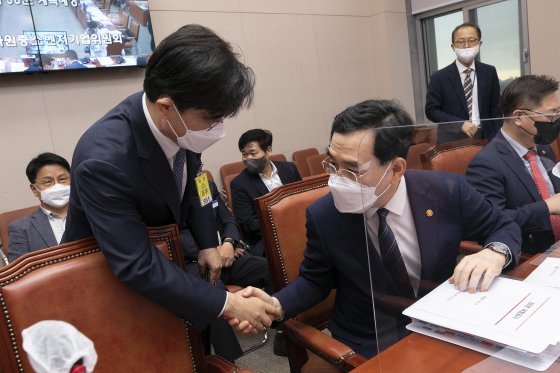 공영운(왼쪽) 현대자동차 사장과 이창양 산업통상자원부 장관이 4일 오후 서울 여의도 국회에서 열린 산업통상자원중소벤처기업위원회 국정감사에서 감사 시작 전 악수를 나누고 있다. 공동취재사진. 2022.10.04.