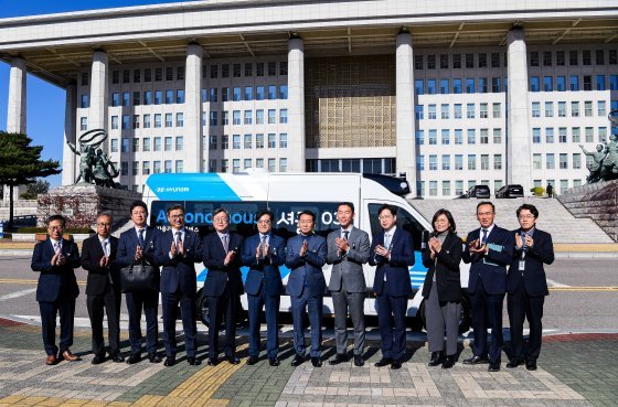 4일 현대차와 국회 관계자들이 자율주행 셔틀 서비스에 투입될 현대차 ‘로보셔틀’ 앞에서 기념 촬영을 하고 있다. 현대자동차 제공