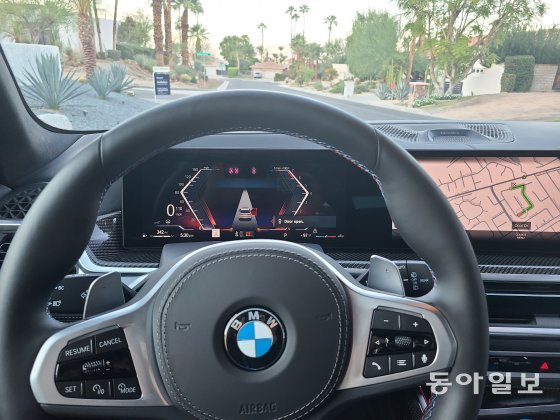 운전석에서 바라본 뉴 X7의 실내 모습. BMW 관계자는 “운전자가 한 손으로 모든 것을 조작할 수 있게 디자인했다”라고 설명했다. 팜스프링스=김재형 기자 monami@donga.com
