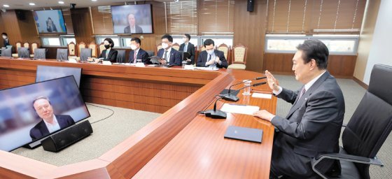 尹, 머스크와 화상 대화 23일 서울 용산 대통령실에서 윤석열 대통령이 일론 머스크 테슬라 최고경영자(CEO·TV
화면 속)와 화상 면담을 가졌다. 테슬라의 완성 전기차를 생산하는 기가팩토리 신설 계획을 포함해 투자 관련 논의 등이 이 자리에서
오갔다. 대통령실 제공