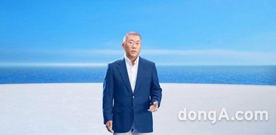 정의선 현대자동차그룹 회장은 작년 9월 온라인으로 개최한 \'하이드로젠 웨이브\' 행사에서 기조 발표자로 나서 2040 수소에너지 대중화를 선언했다.