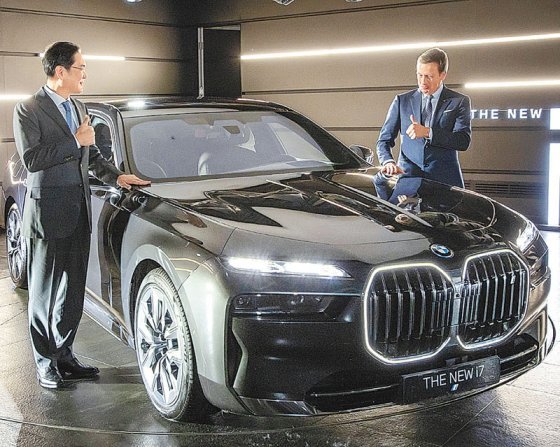 이재용 삼성전자 회장(왼쪽)이 17일 인천 영종도 BMW 드라이빙센터에서 올리버 집세 BMW 최고경영자와 만나 삼성SDI ‘P5’ 배터리셀이 적용된 전기차 ‘뉴 i7’을 살펴보고 있다. 삼성전자 제공
