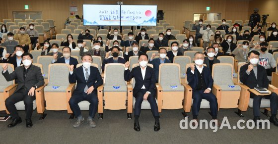 최윤호 삼성SDI 대표이사 사장과 임직원들이 시무식에서 기념사진을 촬여하고 있다.