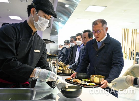 정의선 현대자동차그룹 회장이 3일 남양연구소에서 열린 신년회가 끝난 뒤 직원들과 식사하기 위해 사내식당에서 줄을 서 배식을 받고 있다.