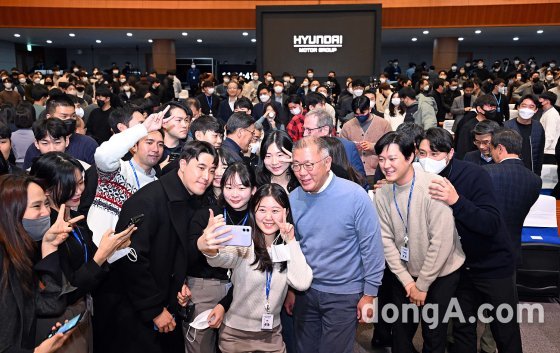 정의선 현대자동차그룹 회장이 3일 남양연구소에서 열린 신년회 자리에서 직원들과 셀카를 촬영하고 있다.