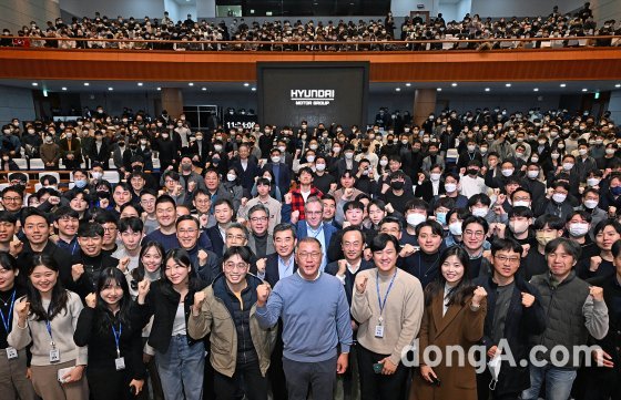정의선 현대자동차그룹 회장이 3일 남양연구소에서 열린 신년회 자리에서 직원들과 기념사진을 촬영하고 있다.
