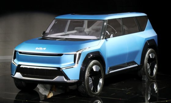 14일 부산 해운대구 벡스코에서 열린‘ 2022부산국제모터쇼’ 에서 기아자동차 관계자가 대형 전기 SUV 컨셉트 EV9을 공개하고 있다. 2022.7.14/뉴스1 ⓒ News1