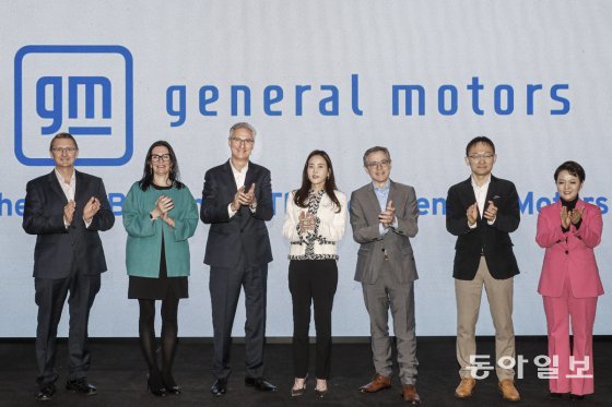 2023 GM 기자간담회에 참석한 관계자들이 기념사진을 찍고 있다. 왼쪽부터 브라이언 맥머레이 GM 한국연구개발법인 사장, 에이미 마틴 최고재무책임자, 로베르토 렘펠 GM 한국사업장 사장, 정정윤 최고마케팅책임자, 카를로스 미네르트 영업·서비스 부문 부사장, 채명신 디지털 비즈니스팀 상무, 윤명옥 홍보부문 전무