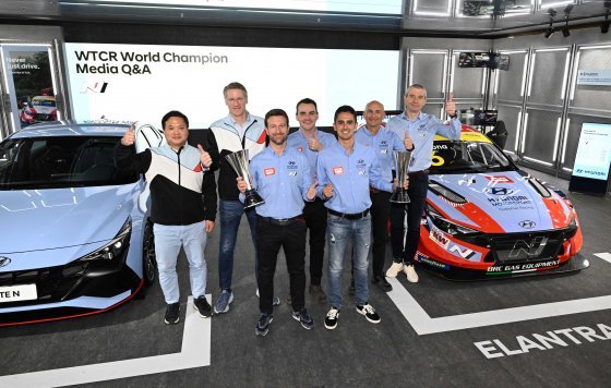 1일 현대자동차 서울 양재동 본사 1층로비에서 2022 WTCR 더블 챔피언 기념 Q&A 세션및 인터뷰 행사가 미디어 대상으로 진행되고 있다. 왼쪽부터 N브랜드매니지먼트실 박준우 상무, N브랜드매니지먼트모터스포츠사업부장틸 바텐베르크, BRC 팀 총괄 가브리엘 리조, 2019 챔피언노버트 미첼리즈, 2022 시즌 드라이버 부문 우승 미켈 아즈코나, 2018년 초대 WTCR 챔피언 가브리엘타퀴니, 현대 모터스포츠 법인(HMSG) 커스터머레이싱 수석 엔지니어 안드레아 치조티. 현대자동차 제공