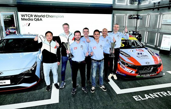 현대자동차의 월드투어링카컵(WTCR) 2022시즌 팀 및 드라이버 부문 ‘쌍끌이 우승’ 주역인 가브리엘 리초 ‘BRC 현대 N 
스쿼드라 코르세’ 팀 총괄(앞줄 왼쪽)과 미켈 아스코나 드라이버(앞줄 오른쪽)가 1일 서울 서초구 현대차 본사 1층 로비에서 
동료들과 함께 우승 트로피를 들고 기념 촬영을 하고 있다. 현대자동차 제공