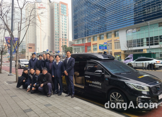 카카오모빌리티의 판교 자율주행차를 시승한 특허청 자율주행심사팀 심사관들. 카카오모빌리티 제공