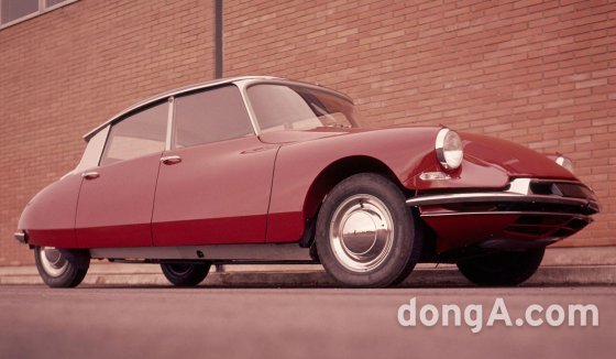 차 높이 조절이 가능한 유압식 서스펜션이 적용된 시트로엥 DS19(1960년식)