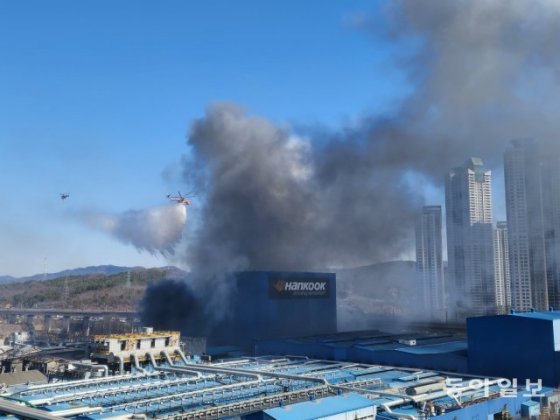 13일 오전 대전 대덕구 목상동 한국타이어 공장에서 난 불로 인한 연기가 공중으로 치솟고 있다. 전영한기자 scoopjyh@donga.com