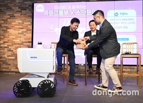 현대차그룹은 4일 임직원 출신 창업자 10여명이 원희룡 국토교통부 장관과 만나 창업 현장의 고충을 전달하고 규제 개선을 논의하는 ‘스타트업 커피챗 시즌2’ 첫 행사를 개최했다고 밝혔다. 현대자동차 제공