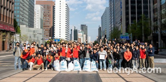 7일 황일문 SK렌터카 대표이사(우측 첫번째 줄 11번째)와 구성원들이 청계천 인근에서 ‘줍깅’ 활동 후 단체 사진을 촬영하고 있다. SK렌터카 제공