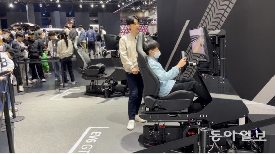 2023 서울 모빌리티쇼가 열린 경기 고양시 킨텍스의 기아 전시장에서 한 어린이가 고성능 전기차 EV6 GT 가상 운전 체험 구역에서 주행 체험을 하고 있다. 고양=이건혁 기자 gun@donga.com