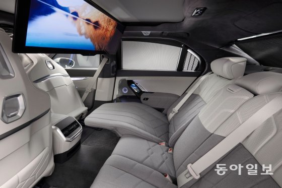 BMW 뉴 7시리즈에 장착된  BMW 시어터 스크린.  사진제공｜BMW 그룹 코리아