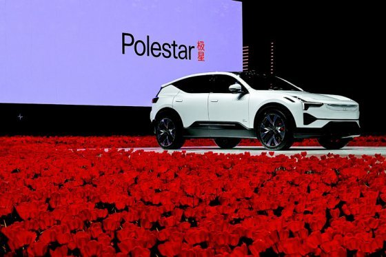 지난달 18일 상하이 국제 모터쇼가 열린 중국 상하이 국립전시컨벤션센터에서 폴스타가 아시아 최초로 플래그십 대형 SUV 
‘폴스타3’를 공개했다. 3분기(7∼9월) 국내 출시 예정인 폴스타3의 판매 가격은 1억 원이 넘어갈 것으로 전망된다. 폴스타 
제공