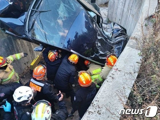 지난해 12월 6일 강원 강릉에서 발생한 차량 추락 사망사고.(강릉소방서 제공)