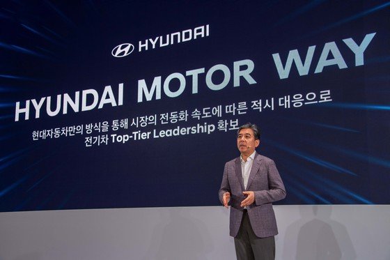 장재훈 현대차 CEO 사장이 20일 오후 서울 여의도 콘래드 호텔에서 열린 ‘2023 CEO 인베스터 데이’에서 중장기 전략 ‘현대 모터 웨이’(Hyundai Motor Way)를 발표하고 있다. 현대차는 2030년 전기차(EV) 200만대 판매 목표를 세웠다. 이를 위해 2032년까지 전동화 투자비 35조8000억원 등 총 109조원 이상을 투자할 계획이다. 현대자동차 제공