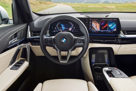 3월부터 국내에서 판매되고 있는 BMW 준중형 스포츠유틸리티차량(SUV) 전기차인 ‘뉴 iX1’ 외관(위쪽 사진)과 실내 운전석 모습. ‘부스트 모드’가 있어 BMW 특유의 ‘펀 드라이빙’을 즐길 수 있다. BMW 제공