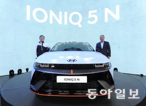정의선 현대차그룹 회장(오른쪽)과 장재훈 현대차 사장이 13일 영국 ‘굿우드 페스티벌 오브 스피드’ 행사장에서 처음 공개된 아이오닉 5N을 배경으로 기념 촬영을 하고 있다.