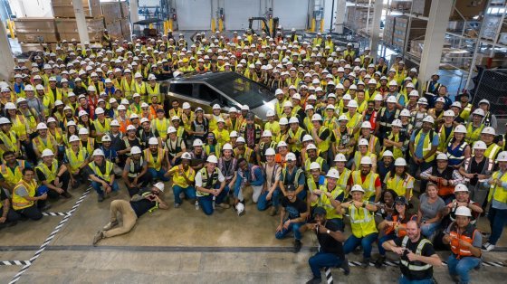 15일(현지 시간) 테슬라가 자사의 전기 픽업트럭 ‘사이버트럭’ 첫 생산을 기념해 트위터에 공개한 사진. 사이버트럭 생산은 2019년 시제품을 처음 공개한 뒤 약 4년 만이다. 사진 출처 테슬라 트위터