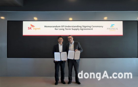 신정호 SK시그넷 대표와 데이비드 얀코스키 프란시스에너지 CEO가 초급속충전기 공급을 위한 계약 체결 후 기념사진을 촬영하고 있다.