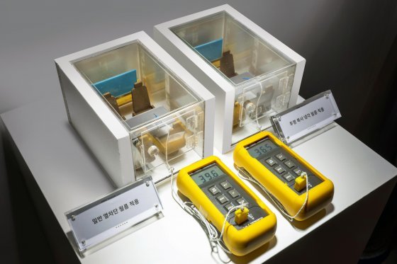 투명 복사 냉각 필름 온도를 측정하고 있는 모습. 현대차그룹 제공