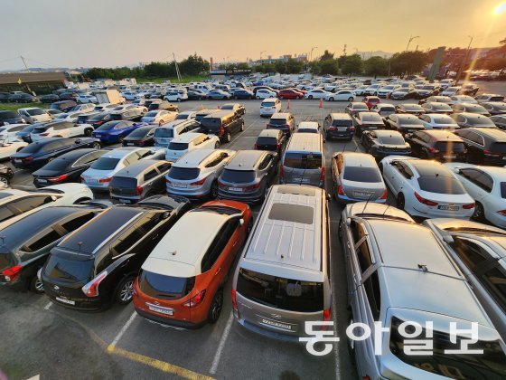 19일 경기 수원시에 위치한 ‘남수원 자동차매매단지’ 주차장에 중고차들이 빼곡하게 들어차 있다. 수원=한재희 기자 hee@donga.com