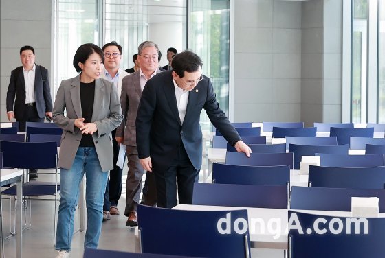 이창양 산업통상자원부 장관이 8일 세계스카우트 잼버리 대회 참가자 500여명이 숙소로 사용할 현대자동차 마북캠퍼스 연수원을 방문해 시설물 상태를 확인하고 있다.