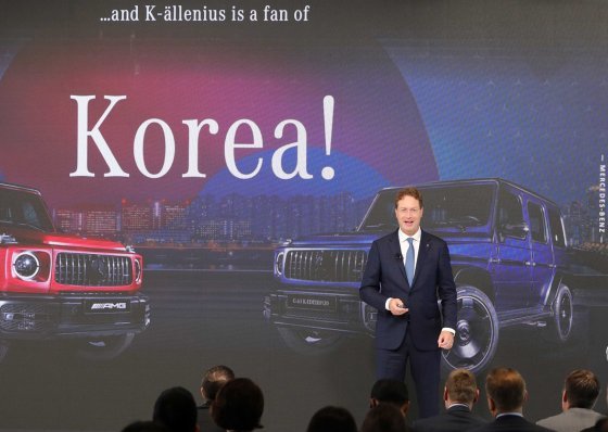 올라 켈레니우스 메르세데스벤츠 최고경영자가 24일 오전 서울 중구 신라호텔에서 순수 전기차 ‘마이바흐 EQS SUV’를 국내 최초로 공개하며 한국 시장에서의 비전과 전략을 발표하고 있다. 뉴스1