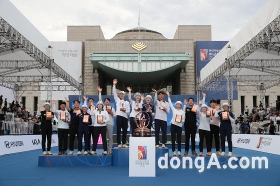 현대차 정몽구배 한국양궁대회 2023 참가 선수들이 기념사진을 촬영하고 있다.
