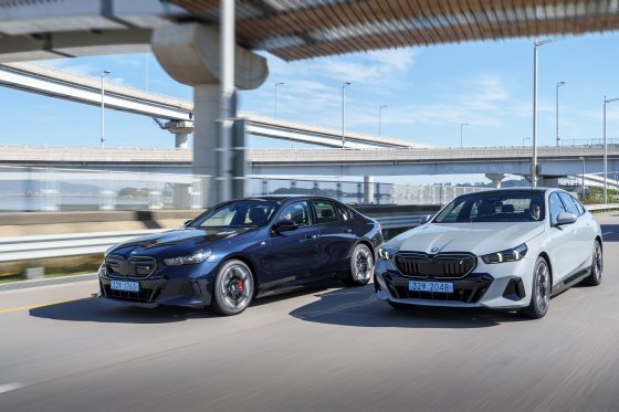 이달 초 전 세계 시장 중 한국에서 가장 먼저 출시된 BMW의 준대형 세단 5시리즈 완경변경모델이 도로를 주행하고 있다. BMW코리아 제공