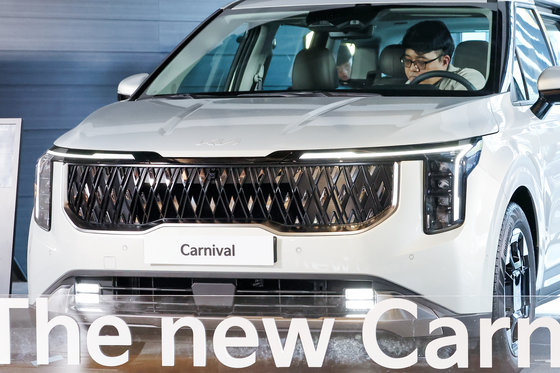7일 오전 서울 강남구 Kia360에 ‘더 뉴 카니발’ 가솔린 모델이 전시돼 있다. ‘더 뉴 카니발’은 지난 2020년 4세대 카니발 출시 이후 3년 만에 새롭게 선보이는 상품성 개선 모델이다. 2023.11.7/뉴스1 ⓒ News1