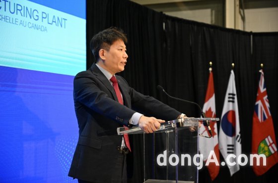 김동명 LG에너지솔루션 신임 CEO. 작년 3월 캐나다 온타리오주 윈저시에서 열린 LG에너지솔루션과 스텔란티스 합작공장 투자 발표 행사에서 김동영 당시 LG에너지솔루션 자동차전지사업부장이 발표하는 모습.