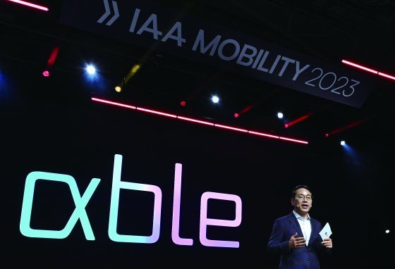LG전자 CEO 조주완 사장이 독일에서 열린 ‘IAA 모빌리티 2023’에서 미래 모빌리티 고객경험 테마 ‘Alpha-able(알파블)’을 소개하고 있다