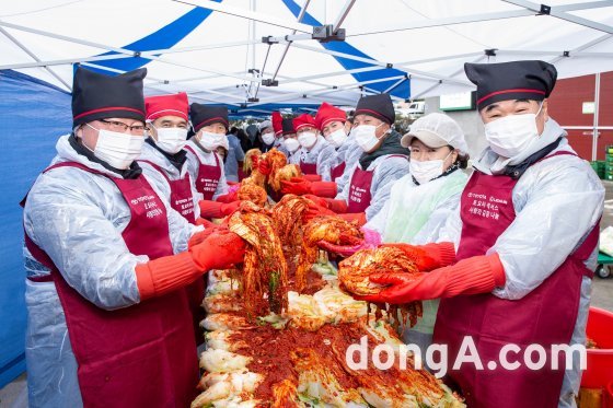 왼쪽 맨 앞부터 일본 토요타자동차 본사의 동아시아ㆍ오세아니아부 총괄 아모 미츠히로 부장, 왼쪽 두 번째 주제주일본국총영사관 다케다 가쯔토시 총영사, 왼쪽 세 번재 서울시사회복지협의회 김현훈 회장, 오른쪽 맨 앞 한국토요타자동차 콘야마 마나부 대표이사 사장, 오른쪽 두 번째 자원봉사자분, 오른쪽 세 번째 일본 토요타자동차 본사의 동아시아ㆍ오세아니아부 나가후치 슈이치 그룹장, 오른쪽 네 번째 한국토요타자동차 이병진 상무. 한국토요타 제공