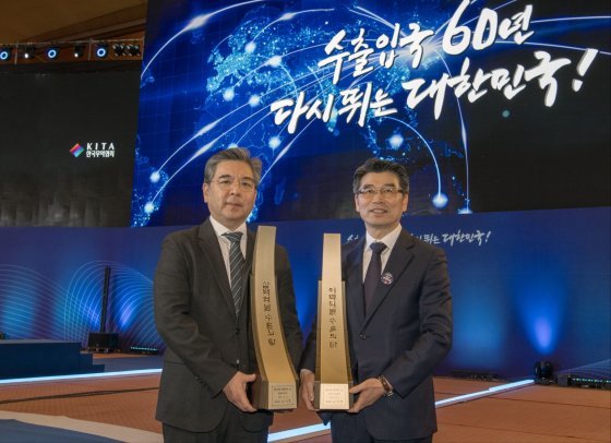 장재훈 현대자동차 사장(왼쪽)과  송호성 기아 사장이 5일(화) 서울 강남구 코엑스에서 열린 제60회 무역의 날 기념식에서 ‘수출의 탑’ 수상 기념 촬영을 하고 있다. 현대자동차그룹 제공